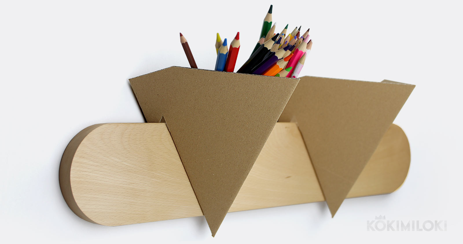 organizer na kredki DIY zawieszony nad biurkiem