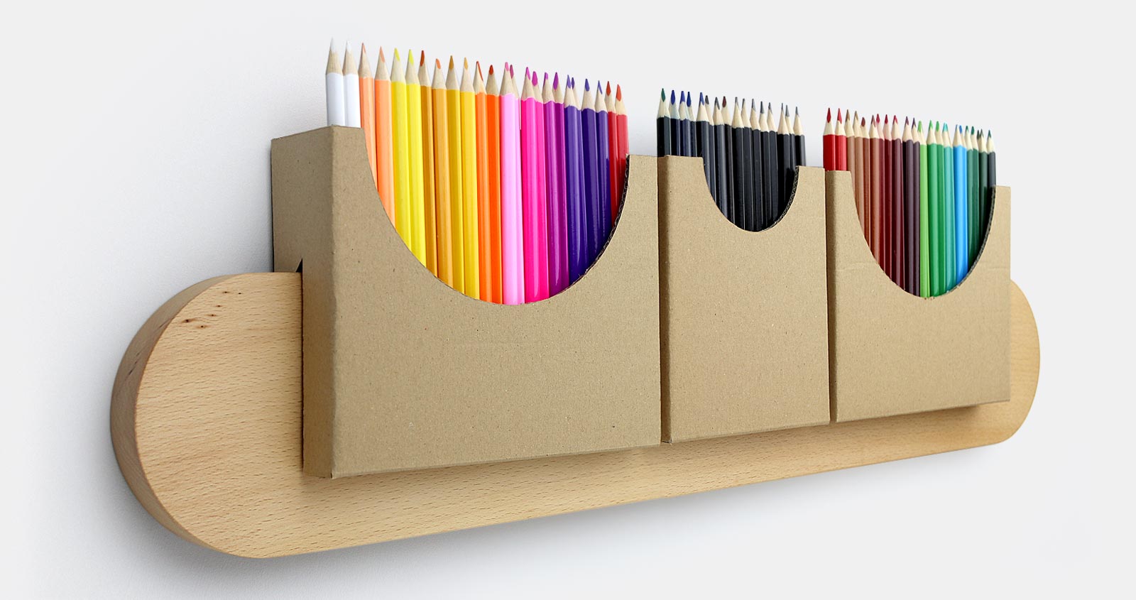 organizer na kredki DIY z kartonu na listwie Kokimiloki